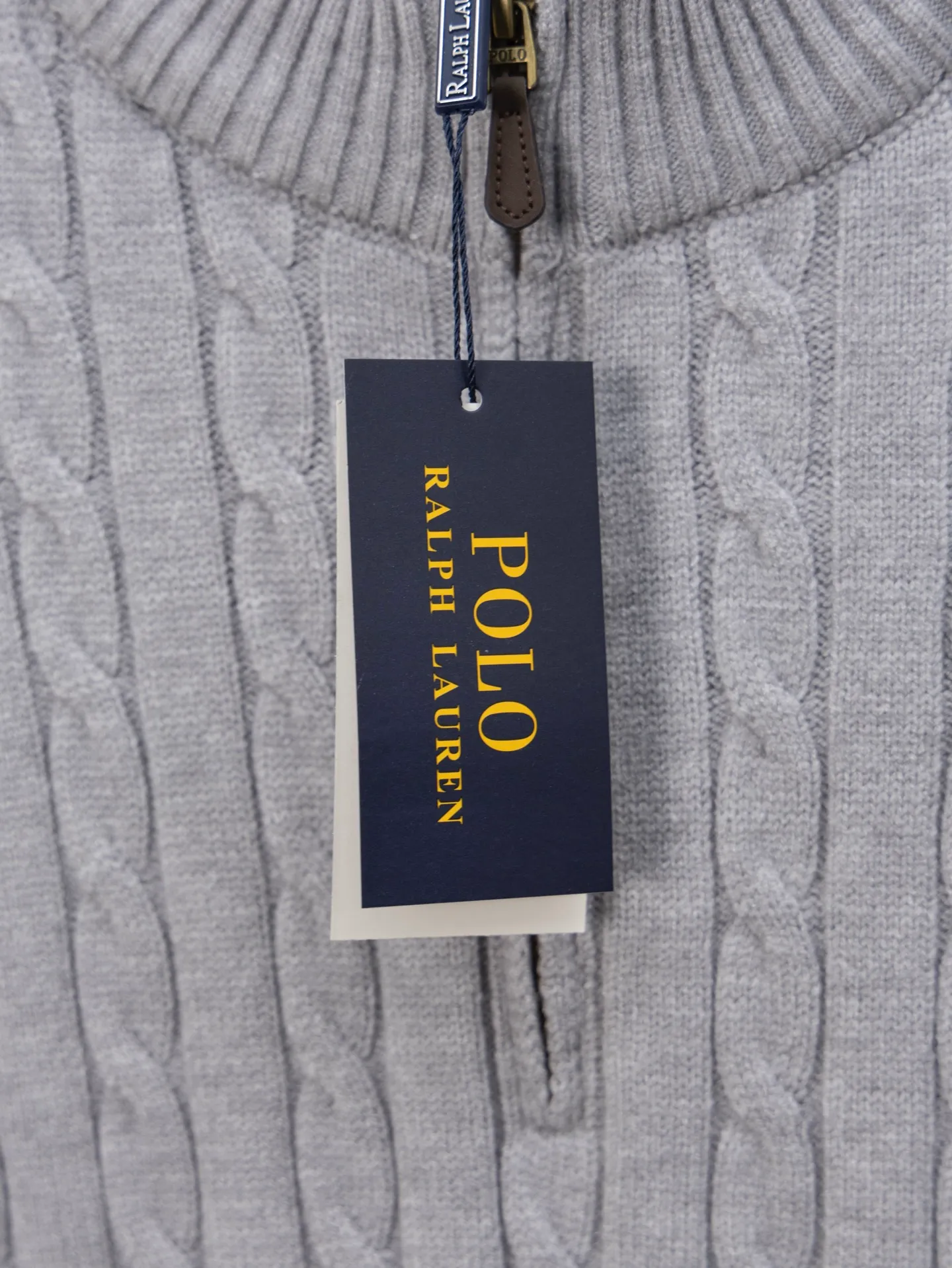 P230 Model No. J0132 Ralph Lauren classic pony embroidered stand-collar knitted sweater. Made of 400 cotton gauze fabric with clear lines. Original order customization 1:1 smooth and delicate lines. Better hand feel. Not easy to deform, not easy to shrink, not easy to fade. Maintains long-lasting beauty. Color Gray Black Size S-XL